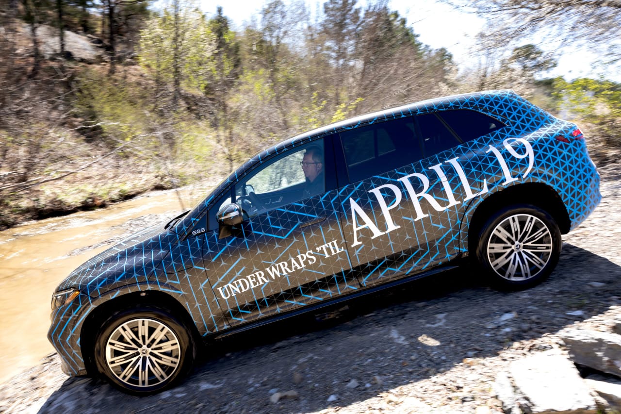 Mercedes-Benz EQS SUV left side.